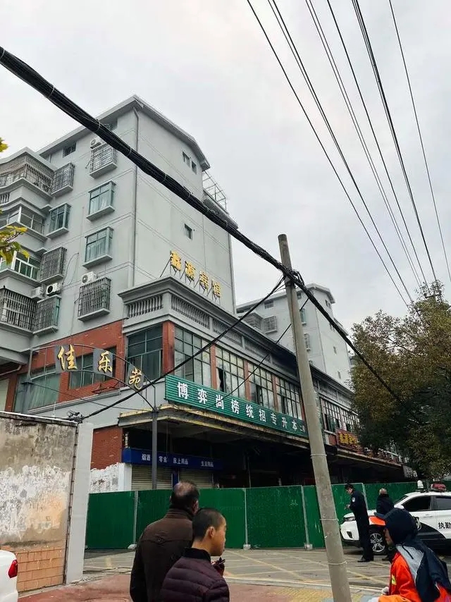 江西新余火灾中的培训机构：教室只有一扇窄门，仅容一人通过